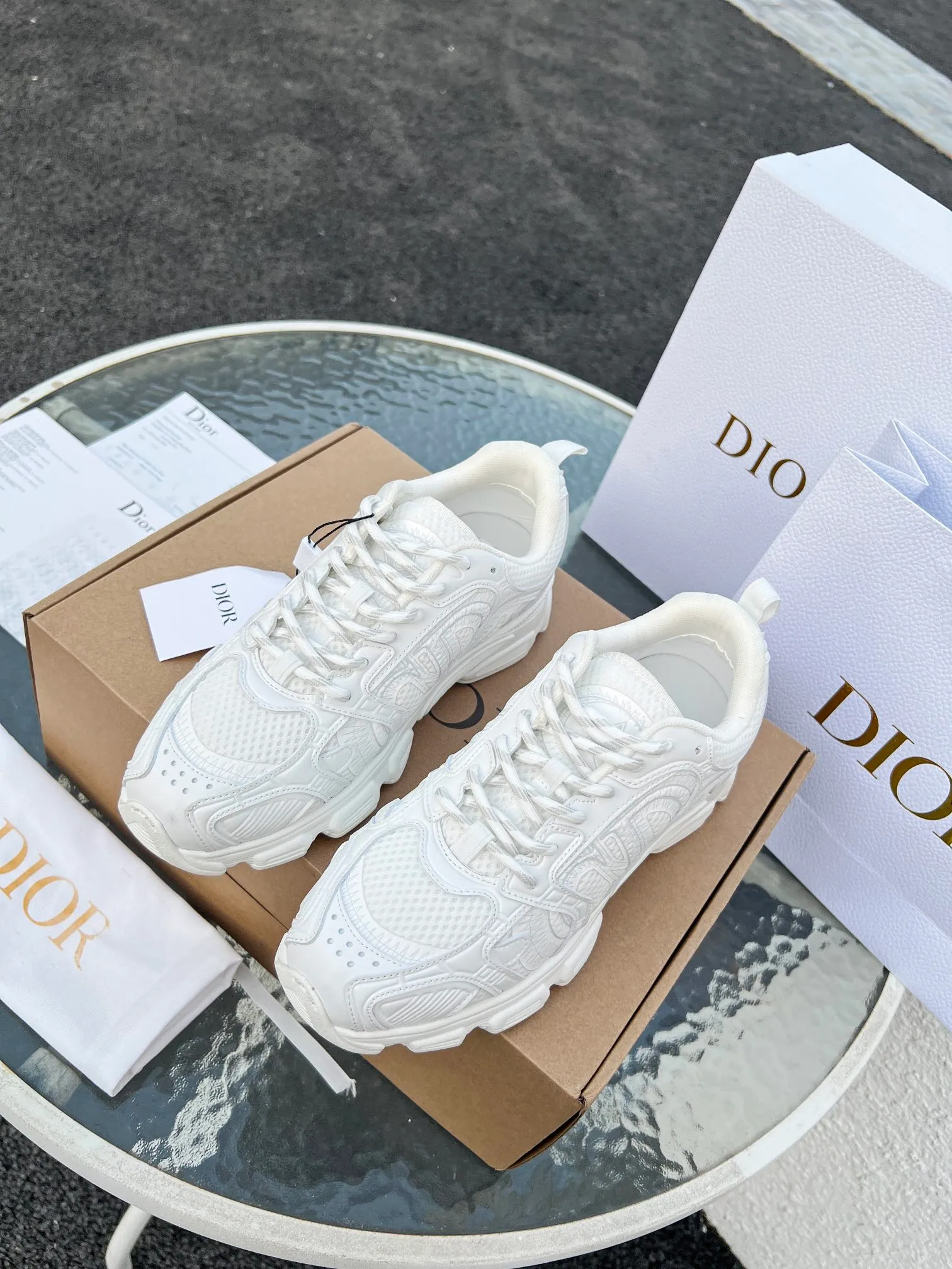 👟👟Ex-factory price 600👟👟 High version couple model🍸 Dior Dior | 2024 ˢˢDilraba, many stars have the same style. L’s 2024 spring and summer new products. The latest popular Chrono series, thick-soled mesh color-blocking running shoes, dad shoes, casual sports shoes series〰 Original purchase, development and production👍🏻This Dior Chrono sneaker is made of white and black mesh fabric with leather effect panels. The CD logo on both sides, the star patch on the tongue and the Dior logo on the heel, many details highlight the style. The two-tone laces, lightweight sole and star embellishment allow for a casual look all year round, complementing a variety of casual or elegant pieces. ♺Upper: Original imported first-layer cowhide + mesh ♺Inner lining: Original customized breathable lining ♺Outsole: Original molded EVA super light and super soft outsole ♺Heel height: 4.5cm ♺Size: Female 35-41 Male 39-45 (Female 40.41 Male 45 customized)